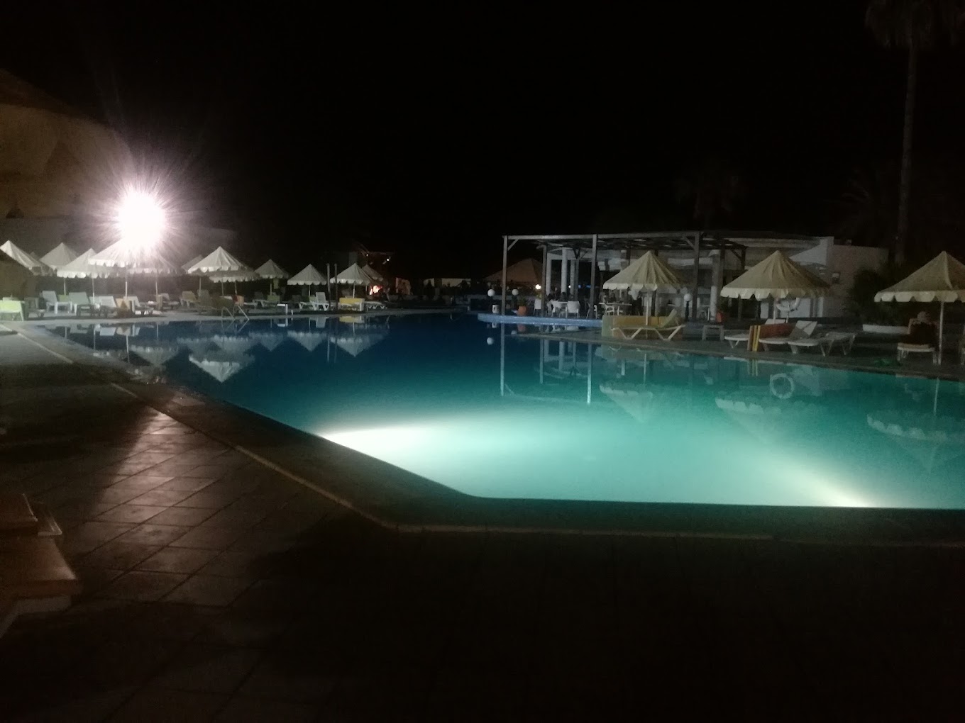 Piscina notturna illuminata